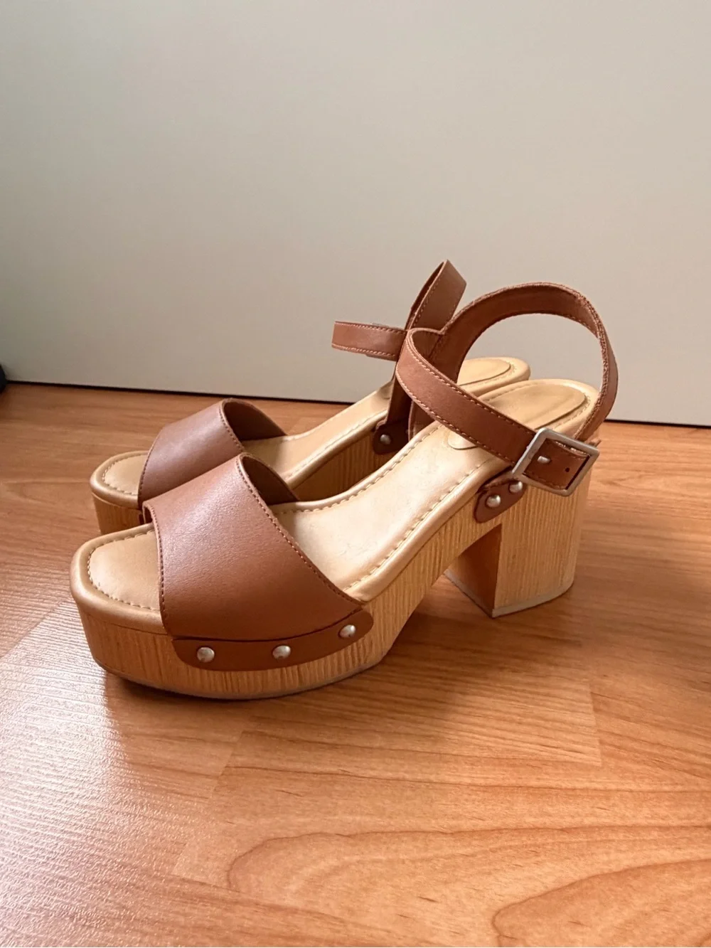 Y2K Universal Thread Tan Heels